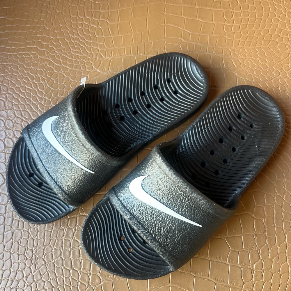 Nike Kawa Shower Slide Black and White Child Slide Sandals Size 3y - Picture 2 of 3